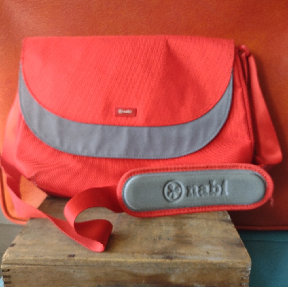 Nabi messenger bag